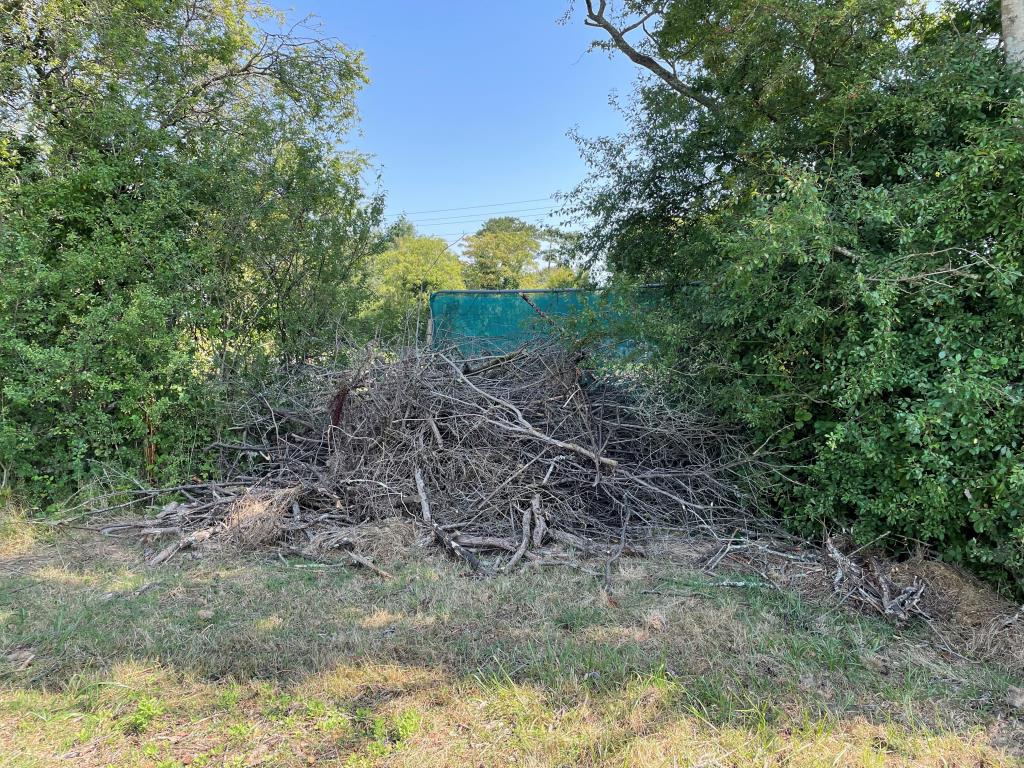 Lot: 60 - 1.53 ACRES WITH RESIDENTIAL PLANNING FOR FIVE UNITS - Proposed access to footpath across site